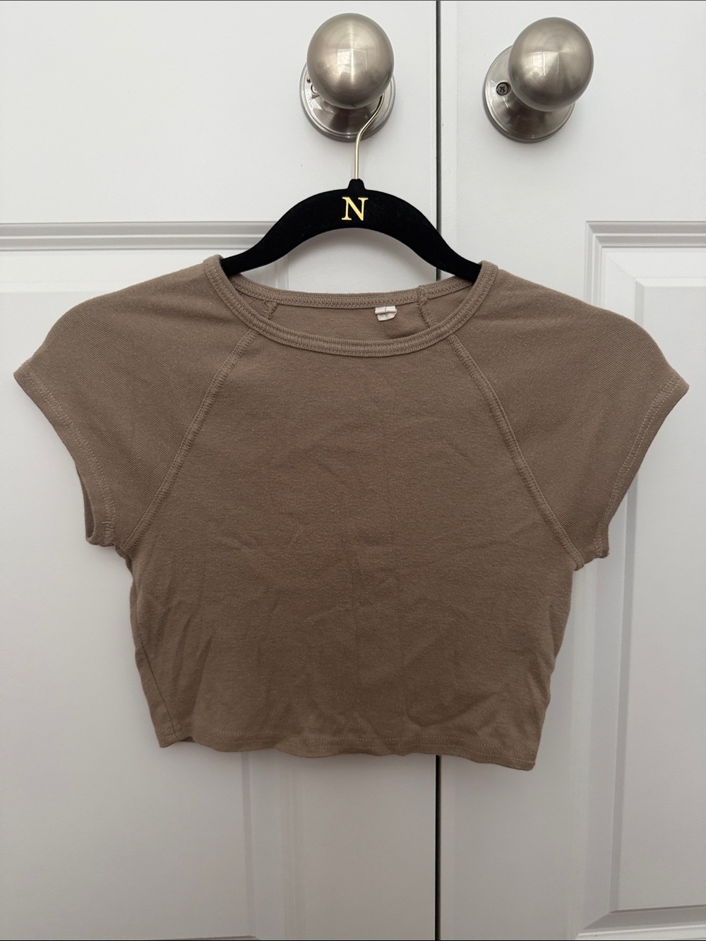PacSun Women’s Cropped Baby Tee in Taupe
